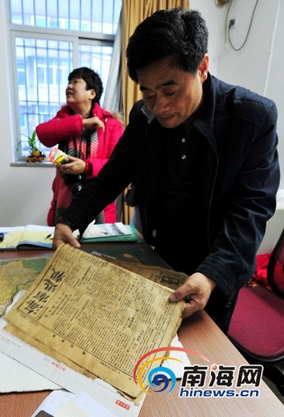 刘先生收藏的1942年的《海南讯报》，《海南讯报》是侵琼时的日本人主办的，报社地点在现在的海口市博爱路，报上的内容多种多样，有招聘、食品、医疗、学校等方面的内容。南海网记者秦彦 摄