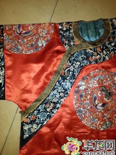杨轶收藏的红缎地绣花蝶八团女袍。 受访者供图 华龙网发