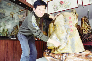 天福园漳州收藏文化城石玉阳奇石馆里的“马到成功”、“马上有钱”的华安玉奇石。