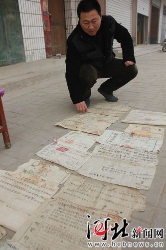 1月15日，河北省广平县文物保护所负责人在鉴赏北贺庄村周老汉发现的地契。