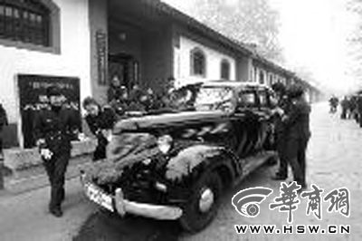 15日，西安市八路军办事处，讲解员观看“古董雪佛兰车” 本报记者 汤继颖 摄 