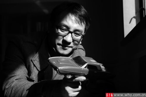年过而立的朱宇翔是个小有名气的玩具收藏家。他说：“我们在上世纪80年代度过童年时光，实在是太幸运了。” 青年报记者 马骏 摄