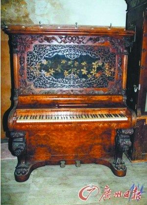 欧式古钢琴引起了士大夫的极大好奇心。