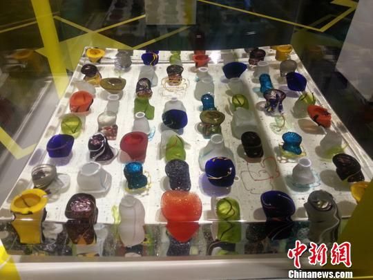 捷克新锐玻璃艺术品亮相上海玻璃博物馆