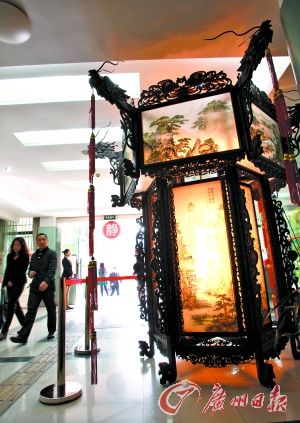 白云区非物质文化遗产展览上的宫灯。记者陈安 摄