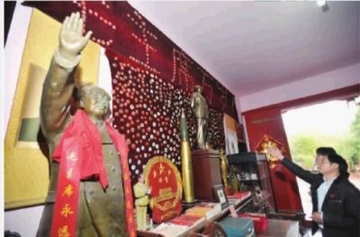 11月19日，长沙市暮云镇，傅伯瑜在介绍他收藏的毛主席像章及铜像。记者 田超 摄
