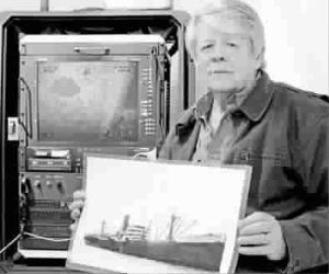 2012年2月1日，寻宝专家格雷格·布鲁克斯手拿英国商船“尼克尔森港”号的照片。
