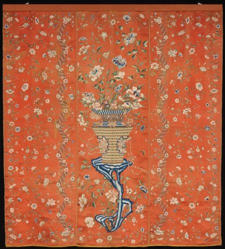 18世纪中国出口欧洲的双面挂毯，其花瓶放置在一块典型的中国式假山石上。