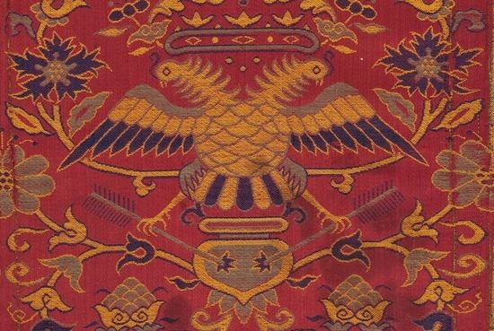 头戴冠冕的双头鹰和被箭刺中的心形花瓶经常出现在16世纪中国出口葡萄牙的纺织品上。