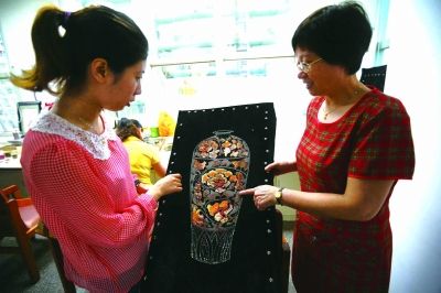 谢丽瑜向记者展示珠绣工艺