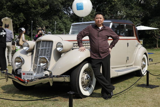 黄宗敏先生与他带来的参展车型之一：1935年奥本852