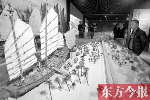 10月19日，大海的方向——西沙华光礁一号沉船宝藏展在省博物院举行。图为一位市民在观看当时（宋朝）工人搬运货物上船的模型