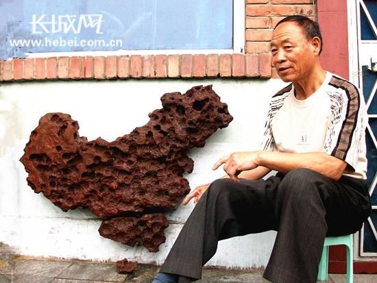 河北老人收藏奇石版“中国地图” 。冀文生 摄