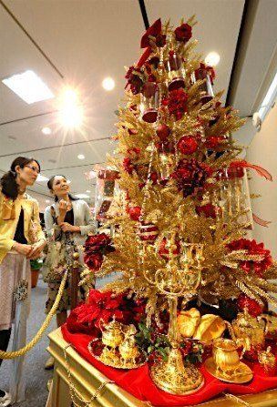 日本一家百货商店推出价值约10亿日元、由黄金制品装饰的圣诞树。