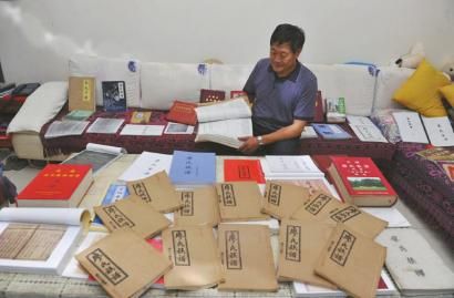 9月22日，晋沙街，廖名龙收集了很多廖氏族谱。
