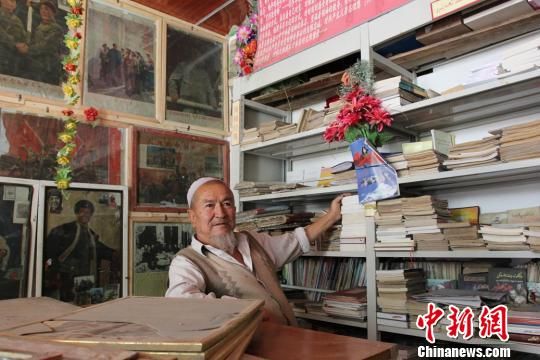 老人向记者介绍他的“红色收藏品”。　杨喆　摄