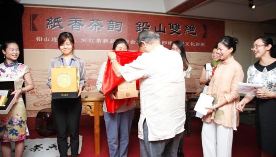 著名国学大师楼宇烈教授为含珠五款河红茶揭幕