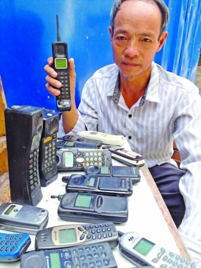 陈清祖和他收藏的老式手机。梅建明 摄
