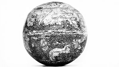 图为伦敦古典文物展上发现的地球仪
