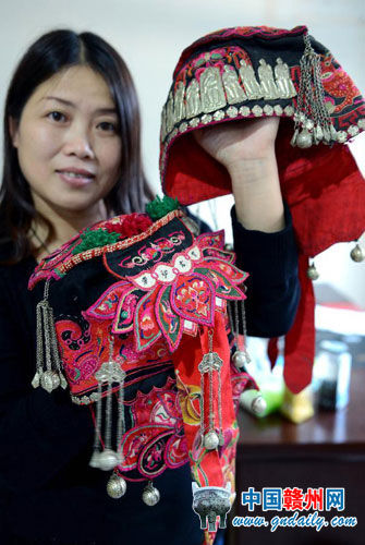 凌晓芳展示她收藏的花帽。