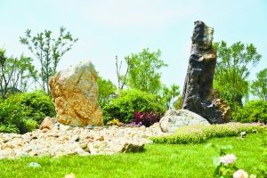 园博园中八处奇石置景之一 ——龙江情，右侧主石形似“妈祖”。