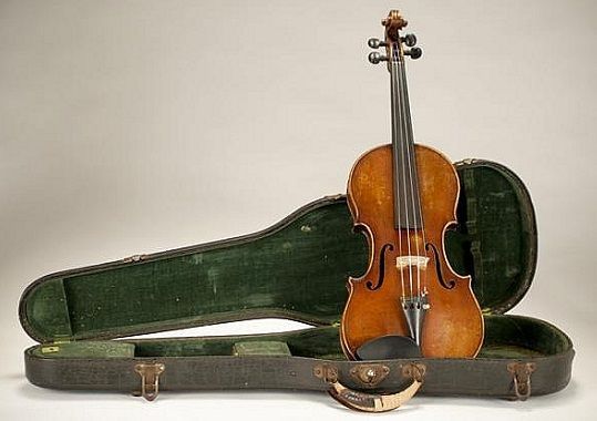 价值不菲的古董小提琴。