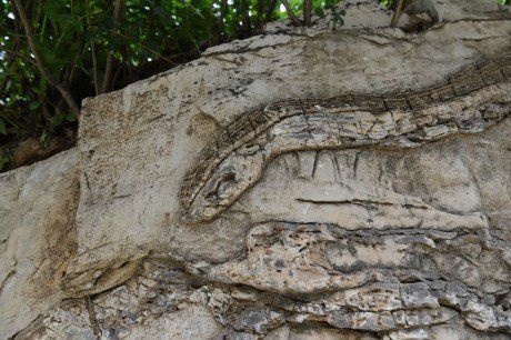河北兴隆县发现一距今14亿年前蛇形奇石