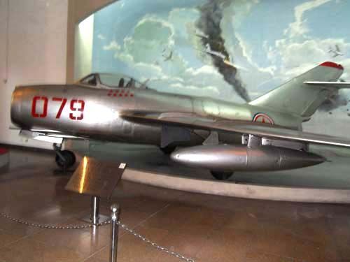 陈列在军事博物馆的王海驾驶的涂有九颗红星的飞机