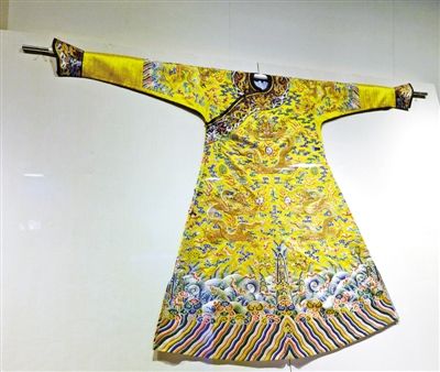 展出的这件乾隆时期龙袍极为珍贵。