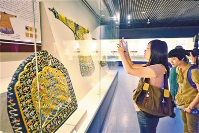 在深圳博物馆举行的“得大自在——乾隆时代的皇家风采”文物展吸引了众多观众。