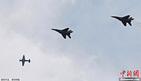 图为雅克3战斗机（左）与米格-29战斗机亮相空中。