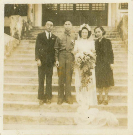 1945年圣诞节 在香港道风山礼拜堂举行婚礼。