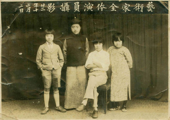 1933年 左一着短裤者为高芳仪，11岁。
