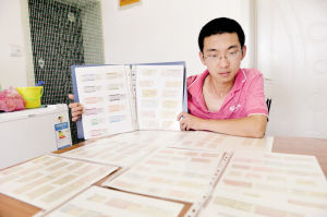 马鑫展示他收藏的公交车票