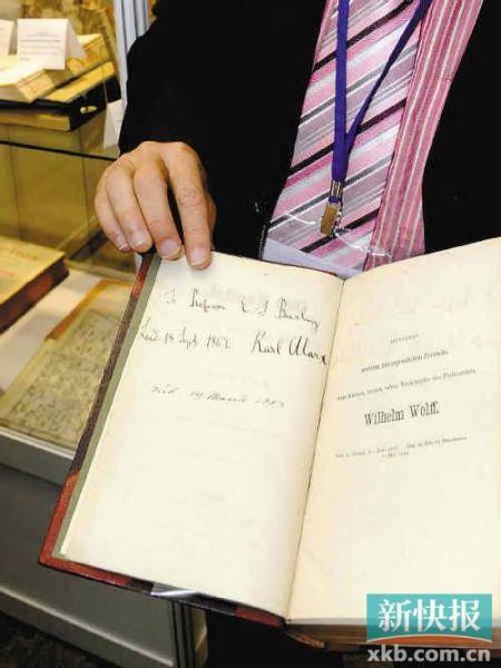 2010年12月3日，澳大利亚史达书店的保罗·飞恩先生正在展示1867年首版马克思著作《资本论》（第一卷）,并有马克思的亲笔签字，该版仅印刷1000本，非常罕见，估价约425万港元。新华社发