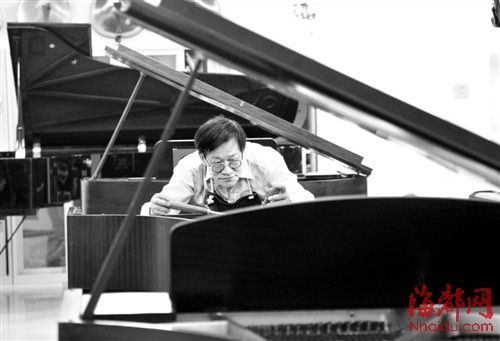 很多人都知道陈恭是一名乐器收藏家，但很少人知道他最拿手的是修缮乐器，尤其是钢琴