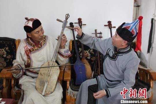 图为民间艺人李热正在试拉制作出来的民间乐器叶克勒。　侯海燕　摄