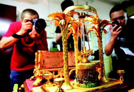 6月8日，记者在故宫科技部拍摄修复中的受损的清代铜镀金转花水法人打钟。