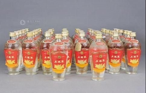 	1012号拍品，50瓶出产日期为上世纪90年代初期的五粮液（优质牌）