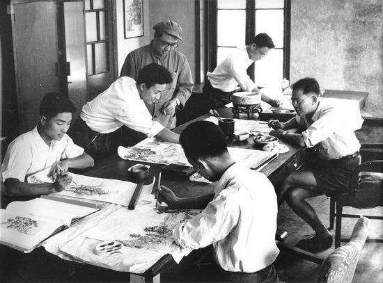 1970年代的上海人美社创作室一角：左起汪观清、郑家声等