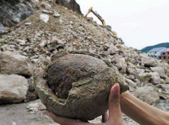 前天，金东区工地上发现的“石头蛋”，层次分明，看上去与恐龙蛋有几分相似。