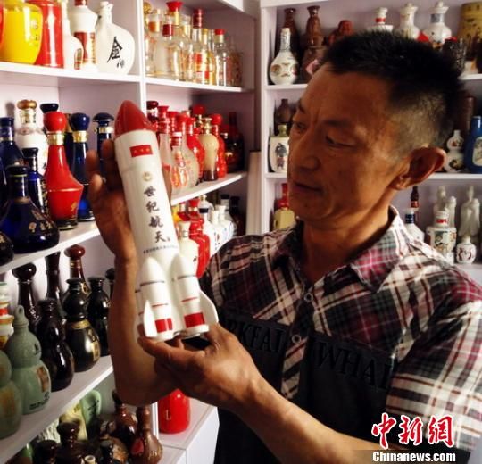 夏上展示其收藏的“火箭”酒瓶。 杨俊辉 摄
