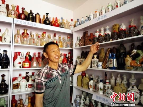 酒不醉人瓶醉人，新疆男子痴迷酒瓶收藏已达千多种。 杨俊辉 摄