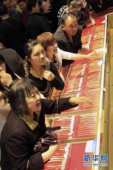 4月18日，众多顾客在江苏南京一家商场选购黄金饰品