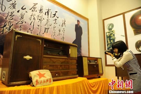游客在拍照毛泽东生前用的《熊猫牌收音机》。 黄耀辉 摄