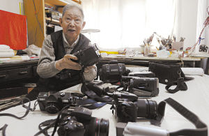 张子和老人展示他的珍藏。 渤海早报记者 王欣鹏 摄 