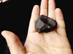 图二：王思潮收藏的48亿年前的陨石。(记者王晟摄)