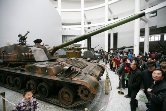 3月24日，参观者在南京理工大学兵器博物馆参观国产89式120毫米自行火炮。新华社发