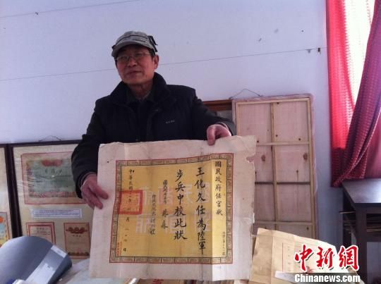 张洪军向记者展示他收藏的带有汪兆铭（汪精卫）署名的任命书。　曹铮　摄