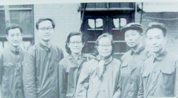 1981年,老舍研究专家张桂兴陪同老舍夫人胡絜青一行寻访南新街老舍故居。(左起:张桂兴、曾广灿、舒济、胡絜青、王行之、孟广来)　　　　